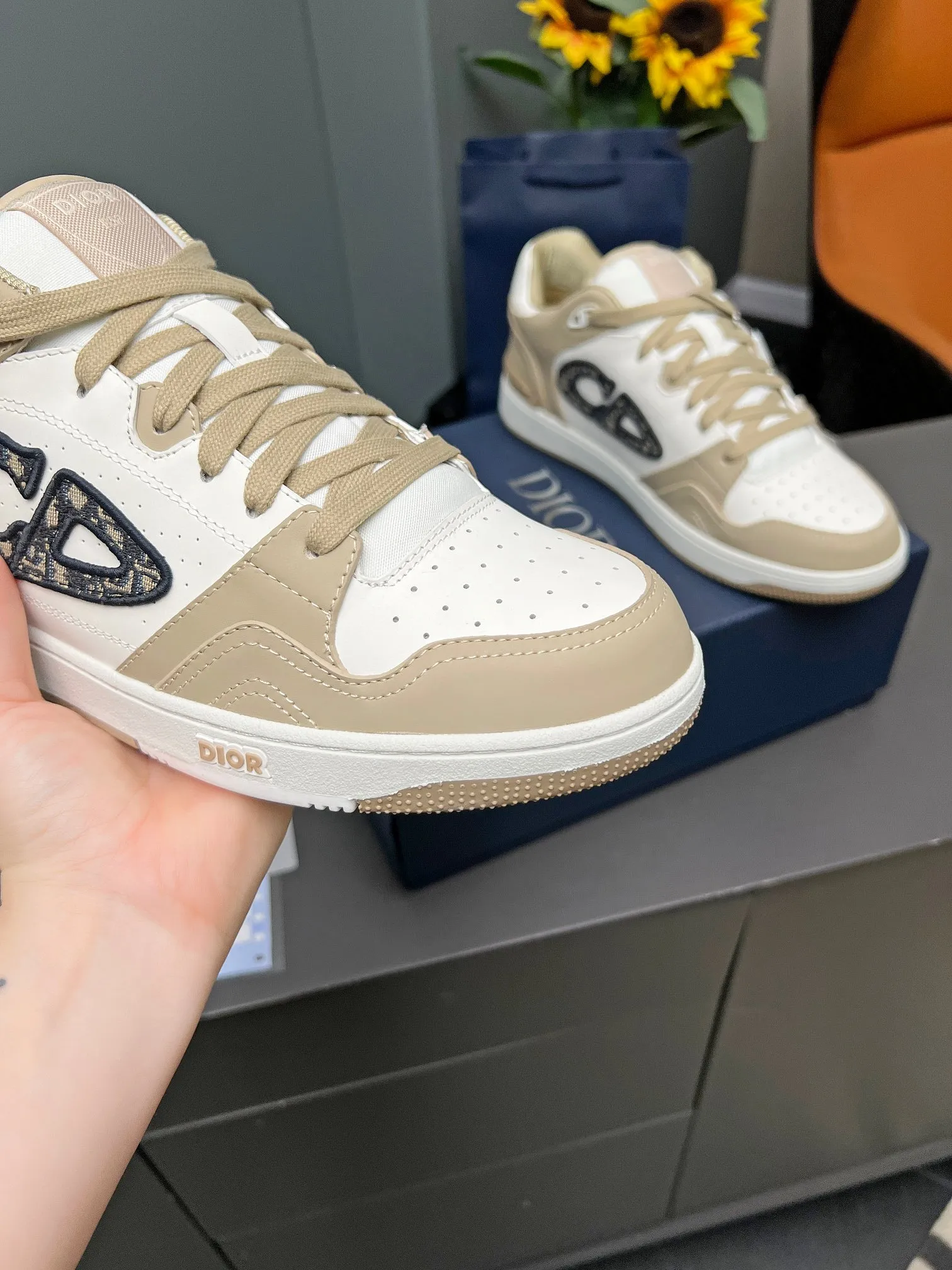 Men's Men's Shoes 💰600 Dior DiorB57 top version of low-top sneakers! ! ! Navy blue with beige smooth first-layer cowhide, fully oiled edges, T men's shoes 💰U outsole.  The 2024 autumn men's wear series has made a wonderful debut, a new classic item launched by Dior. Crafted from smooth first-grain cow leather in navy blue and beige, it's accented by a large leather heat-stamped CD logo on the sides. The distinctive laces of the same color match the color of the shoe body, and the opening and closing are decorated with various classic details on the tongue, sole and back side to enhance the style. The eyelet details, upper stitching and heel strip panels of the same color highlight the dynamic charm of its sports style. Exclusive two-color molded T men's shoes 💰U outsole is light, comfortable, non-slip and wear-resistant, the mesh lining and feet are customized with original colors, soft and breathable. Exquisite production technology highlights the grade, and can be matched with all kinds of clothing to create a refined look.